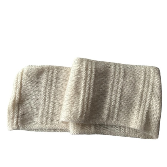 Betsey Johnson white knit infinity scarf - Picture 3 of 9